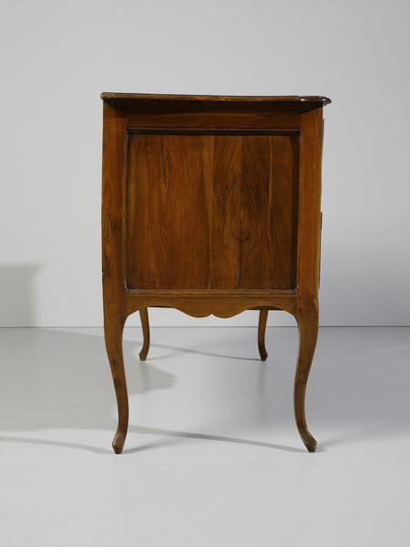 MANIFATTURA ITALIANA DEL XVIII SECOLO : Cassettone lastronato in noce, piano sagomato, fronte a due cassetti lievemente mosso, fianchi dritti, gambe arcuate  - Asta Asta 469 | ARTE ANTICA E DEL XIX SECOLO Online - Associazione Nazionale - Case d'Asta italiane