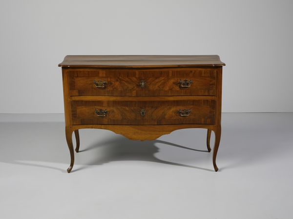 MANIFATTURA ITALIANA DEL XVIII SECOLO : Cassettone lastronato in noce, piano sagomato, fronte a due cassetti lievemente mosso, fianchi dritti, gambe arcuate  - Asta Asta 469 | ARTE ANTICA E DEL XIX SECOLO Online - Associazione Nazionale - Case d'Asta italiane