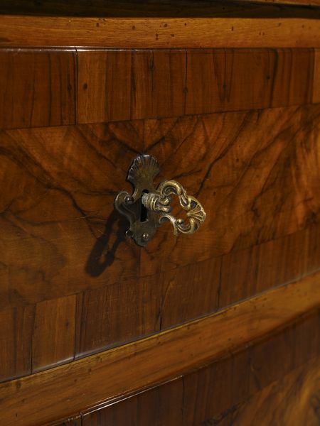 MANIFATTURA ITALIANA DEL XVIII SECOLO : Cassettone lastronato in noce, piano sagomato, fronte a due cassetti lievemente mosso, fianchi dritti, gambe arcuate  - Asta Asta 469 | ARTE ANTICA E DEL XIX SECOLO Online - Associazione Nazionale - Case d'Asta italiane