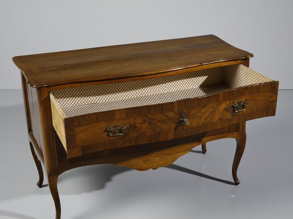 MANIFATTURA ITALIANA DEL XVIII SECOLO : Cassettone lastronato in noce, piano sagomato, fronte a due cassetti lievemente mosso, fianchi dritti, gambe arcuate  - Asta Asta 469 | ARTE ANTICA E DEL XIX SECOLO Online - Associazione Nazionale - Case d'Asta italiane
