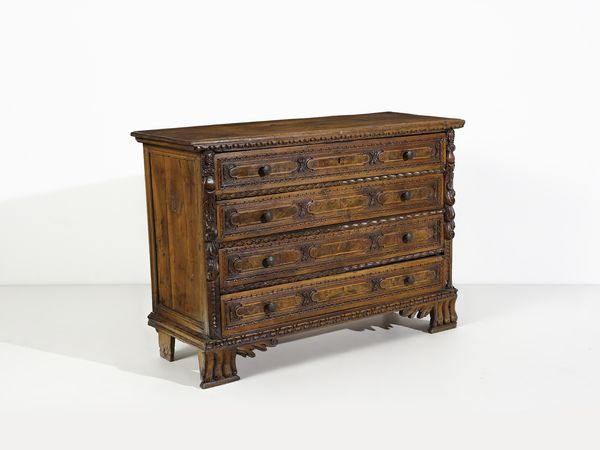 MANIFATTURA LOMBARDA DEL XVIII SECOLO : Canterano in legno di noce, fronte a quattro cassetti decorati da riserve mistilinee, lesene scolpite in foggia di cariatidi, fianchi dritti, piedi a mensola imitanti zampe ferine  - Asta Asta 469 | ARTE ANTICA E DEL XIX SECOLO Online - Associazione Nazionale - Case d'Asta italiane