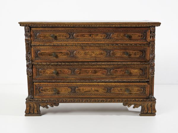 MANIFATTURA LOMBARDA DEL XVIII SECOLO : Canterano in legno di noce, fronte a quattro cassetti decorati da riserve mistilinee, lesene scolpite in foggia di cariatidi, fianchi dritti, piedi a mensola imitanti zampe ferine  - Asta Asta 469 | ARTE ANTICA E DEL XIX SECOLO Online - Associazione Nazionale - Case d'Asta italiane