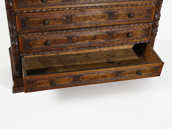 MANIFATTURA LOMBARDA DEL XVIII SECOLO : Canterano in legno di noce, fronte a quattro cassetti decorati da riserve mistilinee, lesene scolpite in foggia di cariatidi, fianchi dritti, piedi a mensola imitanti zampe ferine  - Asta Asta 469 | ARTE ANTICA E DEL XIX SECOLO Online - Associazione Nazionale - Case d'Asta italiane