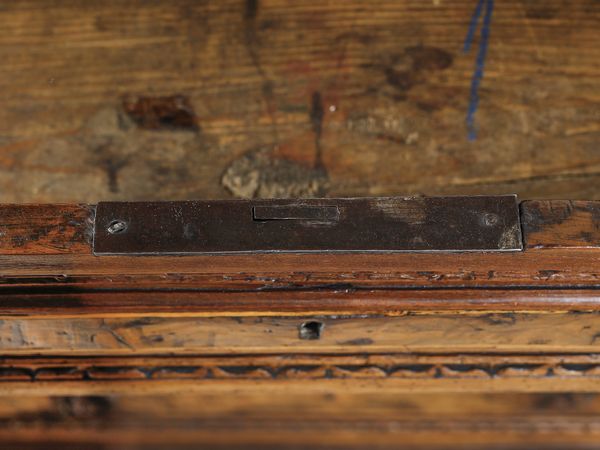 MANIFATTURA LOMBARDA DEL XVIII SECOLO : Canterano in legno di noce, fronte a quattro cassetti decorati da riserve mistilinee, lesene scolpite in foggia di cariatidi, fianchi dritti, piedi a mensola imitanti zampe ferine  - Asta Asta 469 | ARTE ANTICA E DEL XIX SECOLO Online - Associazione Nazionale - Case d'Asta italiane