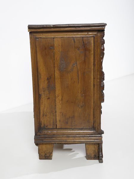 MANIFATTURA LOMBARDA DEL XVIII SECOLO : Canterano in legno di noce, fronte a quattro cassetti decorati da riserve mistilinee, lesene scolpite in foggia di cariatidi, fianchi dritti, piedi a mensola imitanti zampe ferine  - Asta Asta 469 | ARTE ANTICA E DEL XIX SECOLO Online - Associazione Nazionale - Case d'Asta italiane