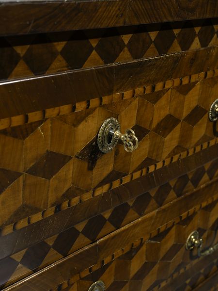 MANIFATTURA DEL XVIII-XIX SECOLO : Cassettone lastronato e intarsiato a marqueterie, tre cassetti sul fronte, gambe troncopiramidali  - Asta Asta 469 | ARTE ANTICA E DEL XIX SECOLO Online - Associazione Nazionale - Case d'Asta italiane