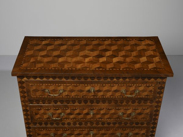 MANIFATTURA DEL XVIII-XIX SECOLO : Cassettone lastronato e intarsiato a marqueterie, tre cassetti sul fronte, gambe troncopiramidali  - Asta Asta 469 | ARTE ANTICA E DEL XIX SECOLO Online - Associazione Nazionale - Case d'Asta italiane