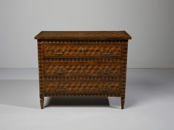 MANIFATTURA DEL XVIII-XIX SECOLO : Cassettone lastronato e intarsiato a marqueterie, tre cassetti sul fronte, gambe troncopiramidali  - Asta Asta 469 | ARTE ANTICA E DEL XIX SECOLO Online - Associazione Nazionale - Case d'Asta italiane