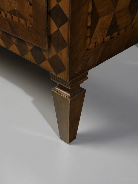 MANIFATTURA DEL XVIII-XIX SECOLO : Cassettone lastronato e intarsiato a marqueterie, tre cassetti sul fronte, gambe troncopiramidali  - Asta Asta 469 | ARTE ANTICA E DEL XIX SECOLO Online - Associazione Nazionale - Case d'Asta italiane