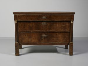 MANIFATTURA DEL XIX SECOLO : Coppia di cassettoni in stile Impero lastronati in mogano, piano rettangolare, fronte a tre cassetti con colonne sui montanti, piedi a dado  - Asta Asta 469 | ARTE ANTICA E DEL XIX SECOLO Online - Associazione Nazionale - Case d'Asta italiane