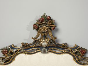 MANIFATTURA VENETA DEL XIX SECOLO : Testiera in legno intagliato, dipinto e parzialmente dorato, decorazioni a motivi fitomorfi e floreali raccordate da volute e fasce a rilievo  - Asta Asta 469 | ARTE ANTICA E DEL XIX SECOLO Online - Associazione Nazionale - Case d'Asta italiane