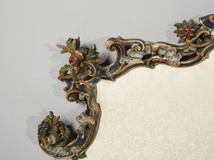 MANIFATTURA VENETA DEL XIX SECOLO : Testiera in legno intagliato, dipinto e parzialmente dorato, decorazioni a motivi fitomorfi e floreali raccordate da volute e fasce a rilievo  - Asta Asta 469 | ARTE ANTICA E DEL XIX SECOLO Online - Associazione Nazionale - Case d'Asta italiane