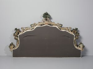 MANIFATTURA VENETA DEL XIX SECOLO : Testiera in legno intagliato, dipinto e parzialmente dorato, decorazioni a motivi fitomorfi e floreali raccordate da volute e fasce a rilievo  - Asta Asta 469 | ARTE ANTICA E DEL XIX SECOLO Online - Associazione Nazionale - Case d'Asta italiane