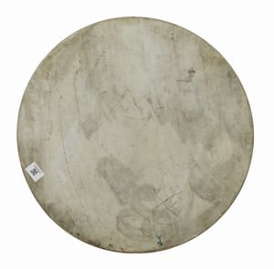 MANIFATTURA DEL XX SECOLO : Grande piano circolare in ceramica dipinto e decorato nello stile di Limoges con trionfo di fiori al centro, fascia esterna a fondo blu con riquadri raffiguranti nature morte di strumenti musicali  - Asta Asta 469 | ARTE ANTICA E DEL XIX SECOLO Online - Associazione Nazionale - Case d'Asta italiane