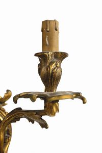 MANIFATTURA FRANCESE DEL XIX-XX SECOLO : Coppia di grandi appliques a cinque luci in stile Luigi XV in bronzo dorato, bracci in foggia di tralci vegetali e appoggio a parete sagomata a motivi fogliacei  - Asta Asta 469 | ARTE ANTICA E DEL XIX SECOLO Online - Associazione Nazionale - Case d'Asta italiane