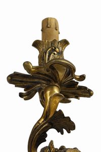 MANIFATTURA FRANCESE DEL XIX-XX SECOLO : Coppia di grandi appliques a cinque luci in stile Luigi XV in bronzo dorato, bracci in foggia di tralci vegetali e appoggio a parete sagomata a motivi fogliacei  - Asta Asta 469 | ARTE ANTICA E DEL XIX SECOLO Online - Associazione Nazionale - Case d'Asta italiane