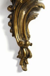 MANIFATTURA FRANCESE DEL XIX-XX SECOLO : Coppia di grandi appliques a cinque luci in stile Luigi XV in bronzo dorato, bracci in foggia di tralci vegetali e appoggio a parete sagomata a motivi fogliacei  - Asta Asta 469 | ARTE ANTICA E DEL XIX SECOLO Online - Associazione Nazionale - Case d'Asta italiane