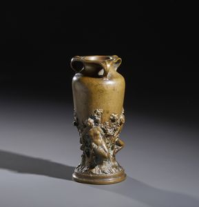 MANIFATTURA DEGLI INIZI DEL XX SECOLO : Piccolo vaso triansato in bronzo decorato a rilievo con figure paniche in una selva  - Asta Asta 469 | ARTE ANTICA E DEL XIX SECOLO Online - Associazione Nazionale - Case d'Asta italiane