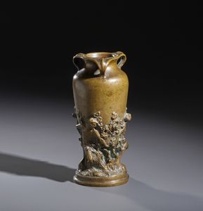MANIFATTURA DEGLI INIZI DEL XX SECOLO : Piccolo vaso triansato in bronzo decorato a rilievo con figure paniche in una selva  - Asta Asta 469 | ARTE ANTICA E DEL XIX SECOLO Online - Associazione Nazionale - Case d'Asta italiane