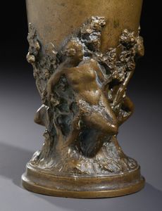 MANIFATTURA DEGLI INIZI DEL XX SECOLO : Piccolo vaso triansato in bronzo decorato a rilievo con figure paniche in una selva  - Asta Asta 469 | ARTE ANTICA E DEL XIX SECOLO Online - Associazione Nazionale - Case d'Asta italiane
