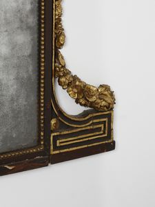 MANIFATTURA DEL XIX SECOLO : Caminiera in legno intagliato, dipinto e parzialmente dorato, decori laterali in forma di ghirlande di fiori, cimasa sormontata da conchiglia  - Asta Asta 469 | ARTE ANTICA E DEL XIX SECOLO Online - Associazione Nazionale - Case d'Asta italiane