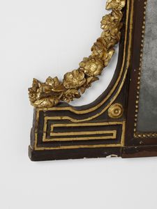 MANIFATTURA DEL XIX SECOLO : Caminiera in legno intagliato, dipinto e parzialmente dorato, decori laterali in forma di ghirlande di fiori, cimasa sormontata da conchiglia  - Asta Asta 469 | ARTE ANTICA E DEL XIX SECOLO Online - Associazione Nazionale - Case d'Asta italiane