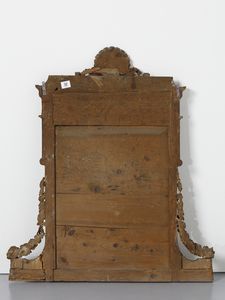 MANIFATTURA DEL XIX SECOLO : Caminiera in legno intagliato, dipinto e parzialmente dorato, decori laterali in forma di ghirlande di fiori, cimasa sormontata da conchiglia  - Asta Asta 469 | ARTE ANTICA E DEL XIX SECOLO Online - Associazione Nazionale - Case d'Asta italiane