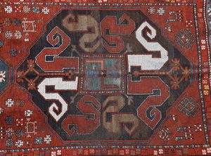 KARABAGH : Tappeto Chondoresk, due medaglioni centrali su fondo rosso, incorniciato da bordura esterna  - Asta Asta 469 | ARTE ANTICA E DEL XIX SECOLO Online - Associazione Nazionale - Case d'Asta italiane