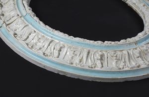MANIFATTURA ITALIANA DEL XX SECOLO : Cornice di forma ovale in maiolica invetriata decorata a motivi fitomorfi a rilievo alternati a fasce di colore azzurro  - Asta Asta 469 | ARTE ANTICA E DEL XIX SECOLO Online - Associazione Nazionale - Case d'Asta italiane