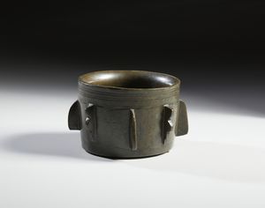 MANIFATTURA DEL XVIII SECOLO : Mortaio in bronzo con corpo decorato a costolature  - Asta Asta 469 | ARTE ANTICA E DEL XIX SECOLO Online - Associazione Nazionale - Case d'Asta italiane