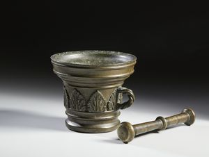 MANIFATTURA DEL XVIII SECOLO : Mortaio in bronzo con corpo decorato a palmette a rilievo, presa laterale con motivo a intreccio  - Asta Asta 469 | ARTE ANTICA E DEL XIX SECOLO Online - Associazione Nazionale - Case d'Asta italiane