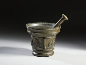 MANIFATTURA DEL XVIII SECOLO : Mortaio in bronzo con corpo decorato a palmette a rilievo, presa laterale con motivo a intreccio  - Asta Asta 469 | ARTE ANTICA E DEL XIX SECOLO Online - Associazione Nazionale - Case d'Asta italiane