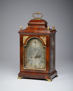 MANIFATTURA INGLESE DEL XVIII SECOLO : Orologio da tavolo con cassa in mogano e applicazioni in bronzo dorato, quadrante firmato 'William Owen London'  - Asta Asta 469 | ARTE ANTICA E DEL XIX SECOLO Online - Associazione Nazionale - Case d'Asta italiane