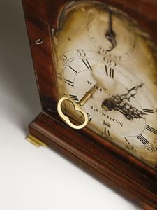 MANIFATTURA INGLESE DEL XVIII SECOLO : Orologio da tavolo con cassa in mogano e applicazioni in bronzo dorato, quadrante firmato 'William Owen London'  - Asta Asta 469 | ARTE ANTICA E DEL XIX SECOLO Online - Associazione Nazionale - Case d'Asta italiane
