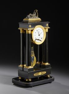 MANIFATTURA FRANCESE DEL XIX SECOLO : Orologio a pendolo in legno ebanizzato e bronzi dorati, quattro colonne a sorreggere il quadrante e la parte superiore, sormontata da figura di Arianna addormentata  - Asta Asta 469 | ARTE ANTICA E DEL XIX SECOLO Online - Associazione Nazionale - Case d'Asta italiane