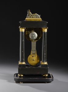 MANIFATTURA FRANCESE DEL XIX SECOLO : Orologio a pendolo in legno ebanizzato e bronzi dorati, quattro colonne a sorreggere il quadrante e la parte superiore, sormontata da figura di Arianna addormentata  - Asta Asta 469 | ARTE ANTICA E DEL XIX SECOLO Online - Associazione Nazionale - Case d'Asta italiane