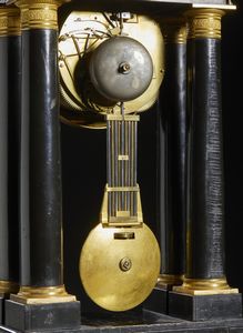 MANIFATTURA FRANCESE DEL XIX SECOLO : Orologio a pendolo in legno ebanizzato e bronzi dorati, quattro colonne a sorreggere il quadrante e la parte superiore, sormontata da figura di Arianna addormentata  - Asta Asta 469 | ARTE ANTICA E DEL XIX SECOLO Online - Associazione Nazionale - Case d'Asta italiane