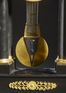 MANIFATTURA FRANCESE DEL XIX SECOLO : Orologio a pendolo in legno ebanizzato e bronzi dorati, quattro colonne a sorreggere il quadrante e la parte superiore, sormontata da figura di Arianna addormentata  - Asta Asta 469 | ARTE ANTICA E DEL XIX SECOLO Online - Associazione Nazionale - Case d'Asta italiane