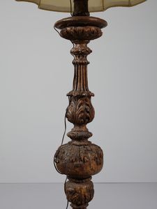 MANIFATTURA DEL XVIII SECOLO : Torciera da terra in legno scolpito a motivi fitomorfi, adattata a lampada  - Asta Asta 469 | ARTE ANTICA E DEL XIX SECOLO Online - Associazione Nazionale - Case d'Asta italiane