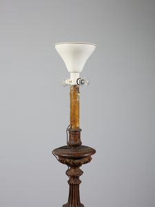 MANIFATTURA DEL XVIII SECOLO : Torciera da terra in legno scolpito a motivi fitomorfi, adattata a lampada  - Asta Asta 469 | ARTE ANTICA E DEL XIX SECOLO Online - Associazione Nazionale - Case d'Asta italiane