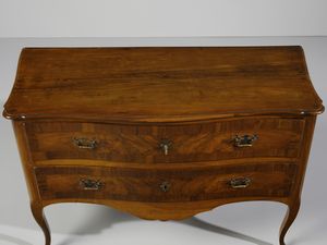 MANIFATTURA ITALIANA DEL XVIII SECOLO : Cassettone lastronato in noce, piano sagomato, fronte a due cassetti lievemente mosso, fianchi dritti, gambe arcuate  - Asta Asta 469 | ARTE ANTICA E DEL XIX SECOLO Online - Associazione Nazionale - Case d'Asta italiane