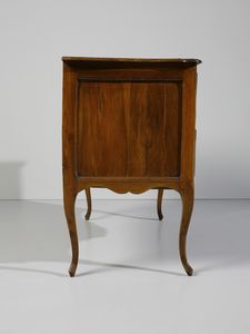 MANIFATTURA ITALIANA DEL XVIII SECOLO : Cassettone lastronato in noce, piano sagomato, fronte a due cassetti lievemente mosso, fianchi dritti, gambe arcuate  - Asta Asta 469 | ARTE ANTICA E DEL XIX SECOLO Online - Associazione Nazionale - Case d'Asta italiane