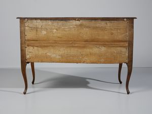 MANIFATTURA ITALIANA DEL XVIII SECOLO : Cassettone lastronato in noce, piano sagomato, fronte a due cassetti lievemente mosso, fianchi dritti, gambe arcuate  - Asta Asta 469 | ARTE ANTICA E DEL XIX SECOLO Online - Associazione Nazionale - Case d'Asta italiane