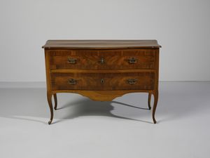MANIFATTURA ITALIANA DEL XVIII SECOLO : Cassettone lastronato in noce, piano sagomato, fronte a due cassetti lievemente mosso, fianchi dritti, gambe arcuate  - Asta Asta 469 | ARTE ANTICA E DEL XIX SECOLO Online - Associazione Nazionale - Case d'Asta italiane