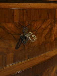 MANIFATTURA ITALIANA DEL XVIII SECOLO : Cassettone lastronato in noce, piano sagomato, fronte a due cassetti lievemente mosso, fianchi dritti, gambe arcuate  - Asta Asta 469 | ARTE ANTICA E DEL XIX SECOLO Online - Associazione Nazionale - Case d'Asta italiane