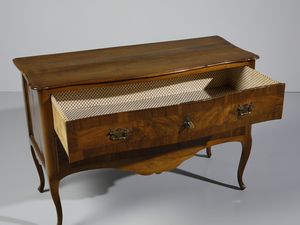 MANIFATTURA ITALIANA DEL XVIII SECOLO : Cassettone lastronato in noce, piano sagomato, fronte a due cassetti lievemente mosso, fianchi dritti, gambe arcuate  - Asta Asta 469 | ARTE ANTICA E DEL XIX SECOLO Online - Associazione Nazionale - Case d'Asta italiane