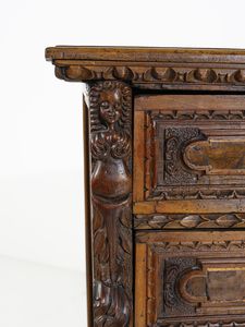MANIFATTURA LOMBARDA DEL XVIII SECOLO : Canterano in legno di noce, fronte a quattro cassetti decorati da riserve mistilinee, lesene scolpite in foggia di cariatidi, fianchi dritti, piedi a mensola imitanti zampe ferine  - Asta Asta 469 | ARTE ANTICA E DEL XIX SECOLO Online - Associazione Nazionale - Case d'Asta italiane