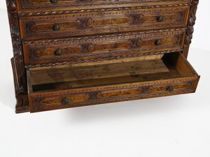 MANIFATTURA LOMBARDA DEL XVIII SECOLO : Canterano in legno di noce, fronte a quattro cassetti decorati da riserve mistilinee, lesene scolpite in foggia di cariatidi, fianchi dritti, piedi a mensola imitanti zampe ferine  - Asta Asta 469 | ARTE ANTICA E DEL XIX SECOLO Online - Associazione Nazionale - Case d'Asta italiane