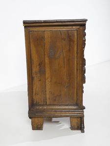 MANIFATTURA LOMBARDA DEL XVIII SECOLO : Canterano in legno di noce, fronte a quattro cassetti decorati da riserve mistilinee, lesene scolpite in foggia di cariatidi, fianchi dritti, piedi a mensola imitanti zampe ferine  - Asta Asta 469 | ARTE ANTICA E DEL XIX SECOLO Online - Associazione Nazionale - Case d'Asta italiane