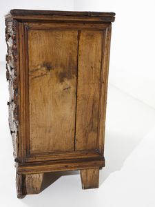MANIFATTURA LOMBARDA DEL XVIII SECOLO : Canterano in legno di noce, fronte a quattro cassetti decorati da riserve mistilinee, lesene scolpite in foggia di cariatidi, fianchi dritti, piedi a mensola imitanti zampe ferine  - Asta Asta 469 | ARTE ANTICA E DEL XIX SECOLO Online - Associazione Nazionale - Case d'Asta italiane